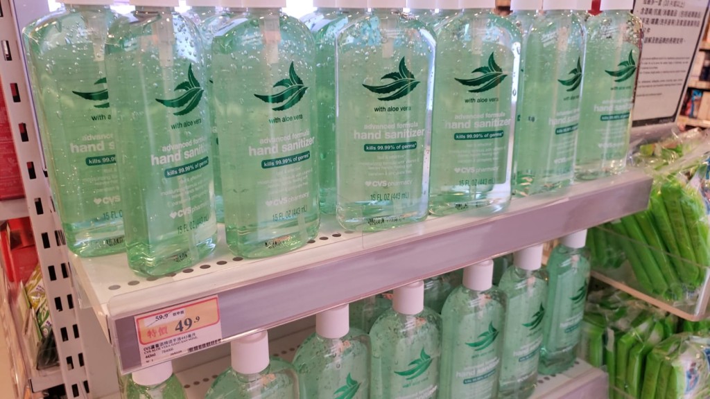 萬寧有市民買消毒搓手液。讀者提供