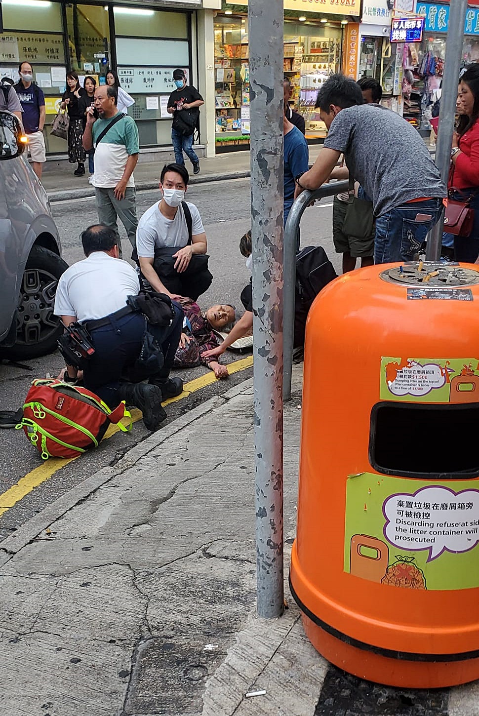 救护员在场进行急救。fb：元朗乡约