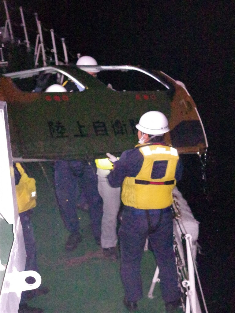 搜救人员日前发现数个看似属于直升机的碎片残骸，包括一扇机门、断裂的叶片与仍装在袋子里的黄色救生艇。路透社