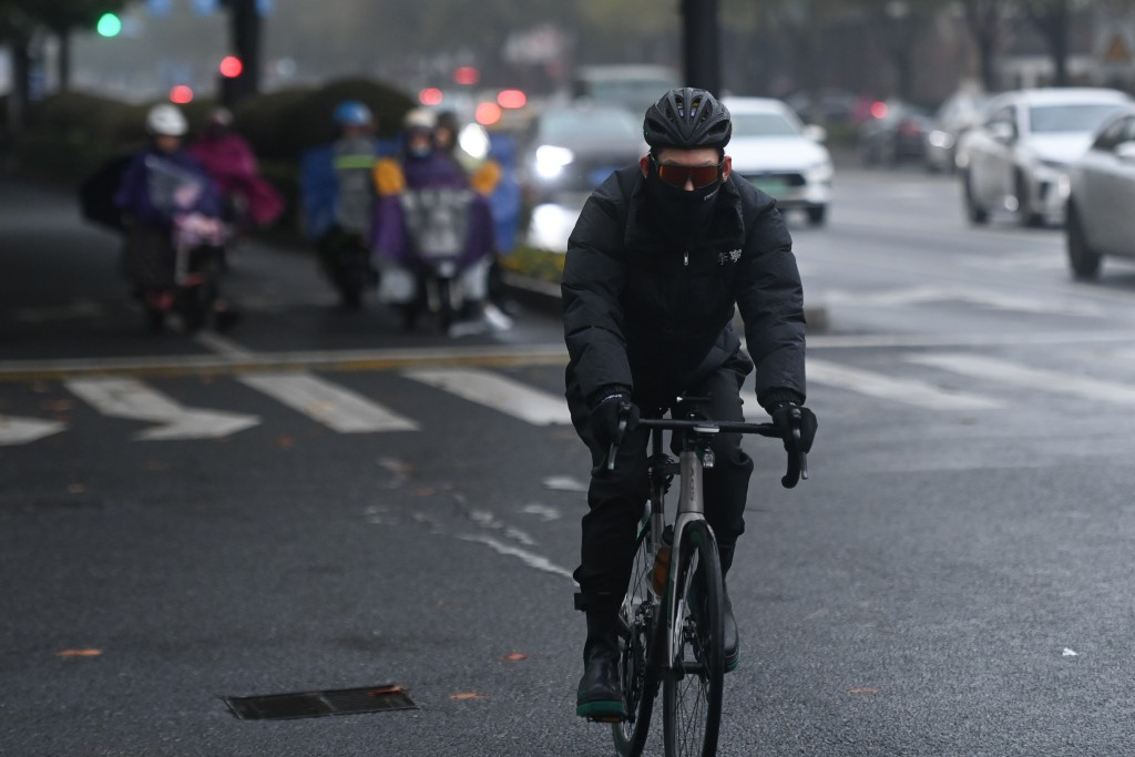 浙江杭州市民在严寒中踏单车前行。新华社