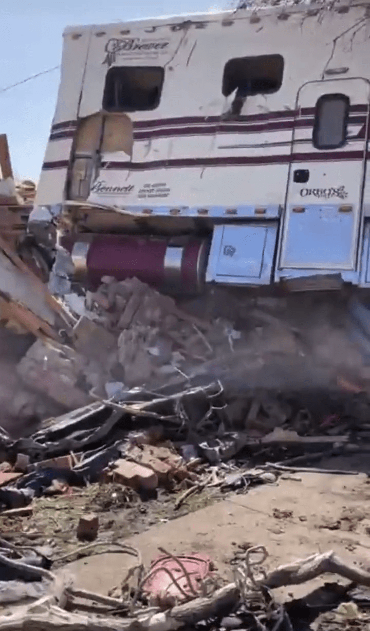 影片顯示一輛18輪的大貨車被龍捲風吹起後墮下砸向民宅，做成嚴重破壞。