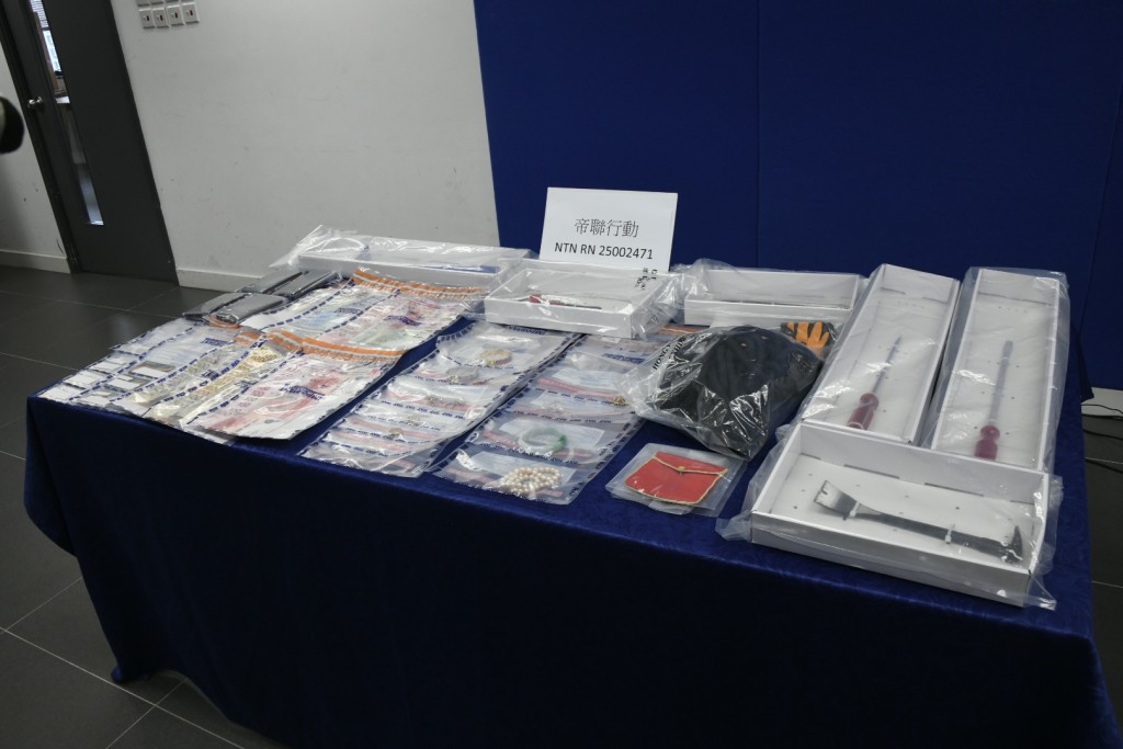 警方展示涉案證物。楊偉亨攝
