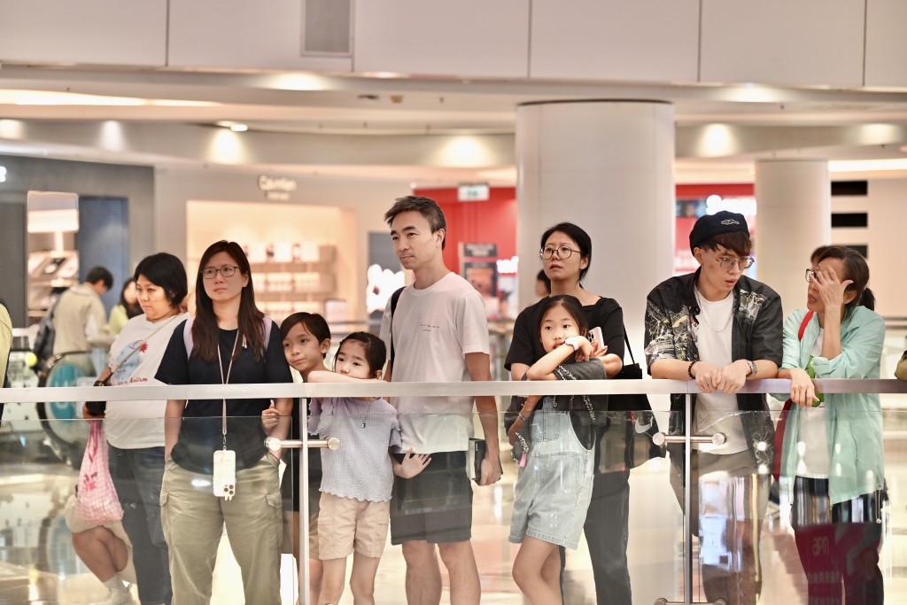 市民一家大細駐足圍觀全運會開幕。 市民一家大細駐足圍觀全運會開幕。