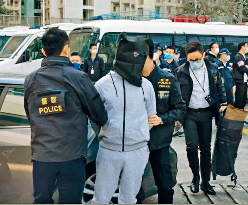 在十二港人案中，兩名無被起訴的未成年疑犯黃臨福及廖子文，昨被深圳公安押往深圳灣口岸，由本港警方接收，拘捕帶署扣查。