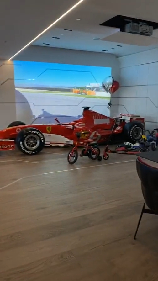 好震撼见到客厅中央有轮红色F1法拉利赛车。