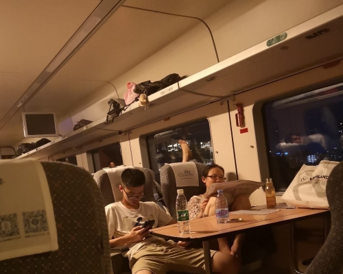 乘客被困廣深高鐵列車上。網上圖片