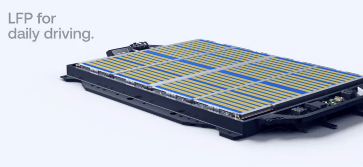 負責iX xDrive 50日常運作的是磷酸鐵鋰電池，為馬達提供約241.4公里續航。