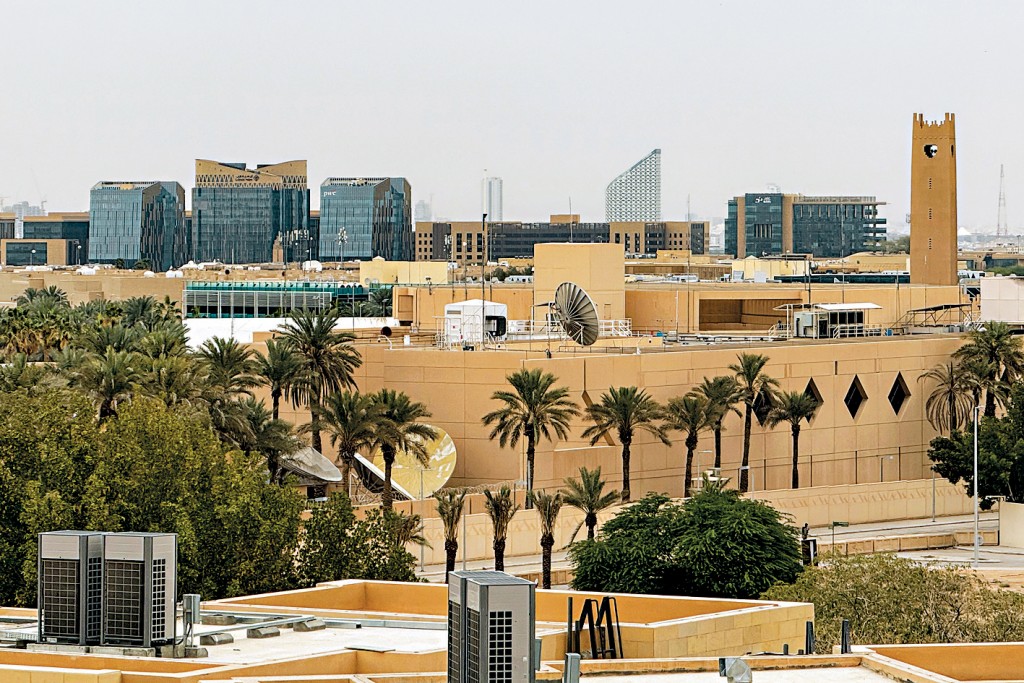 美国驻利雅德大使馆昨日遭无人机袭击后的影像。