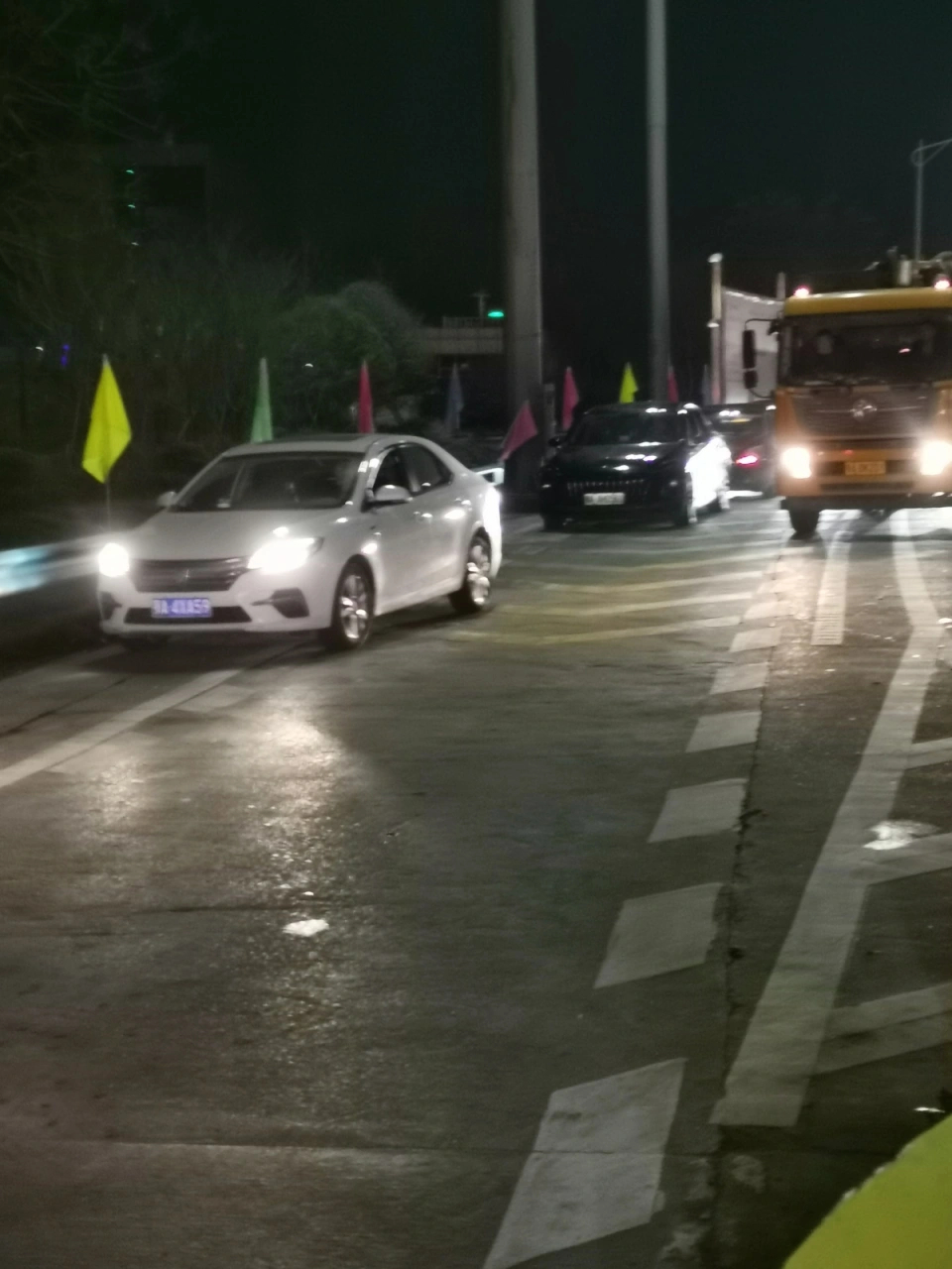 車輛在收費站前等候入城。