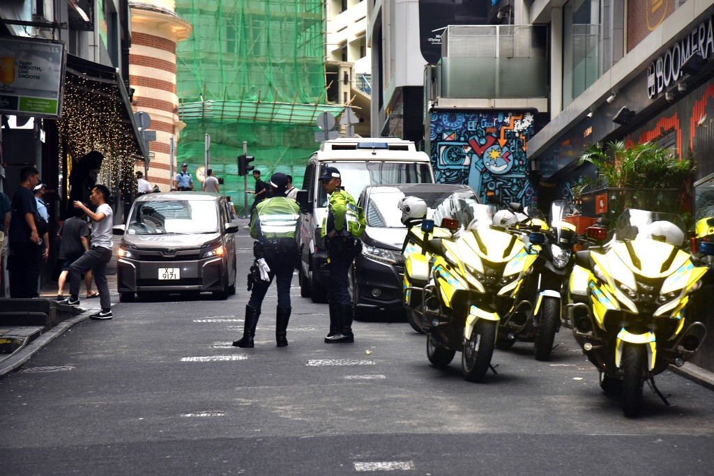 当晚警方会实施人流管制措施。徐裕民摄 