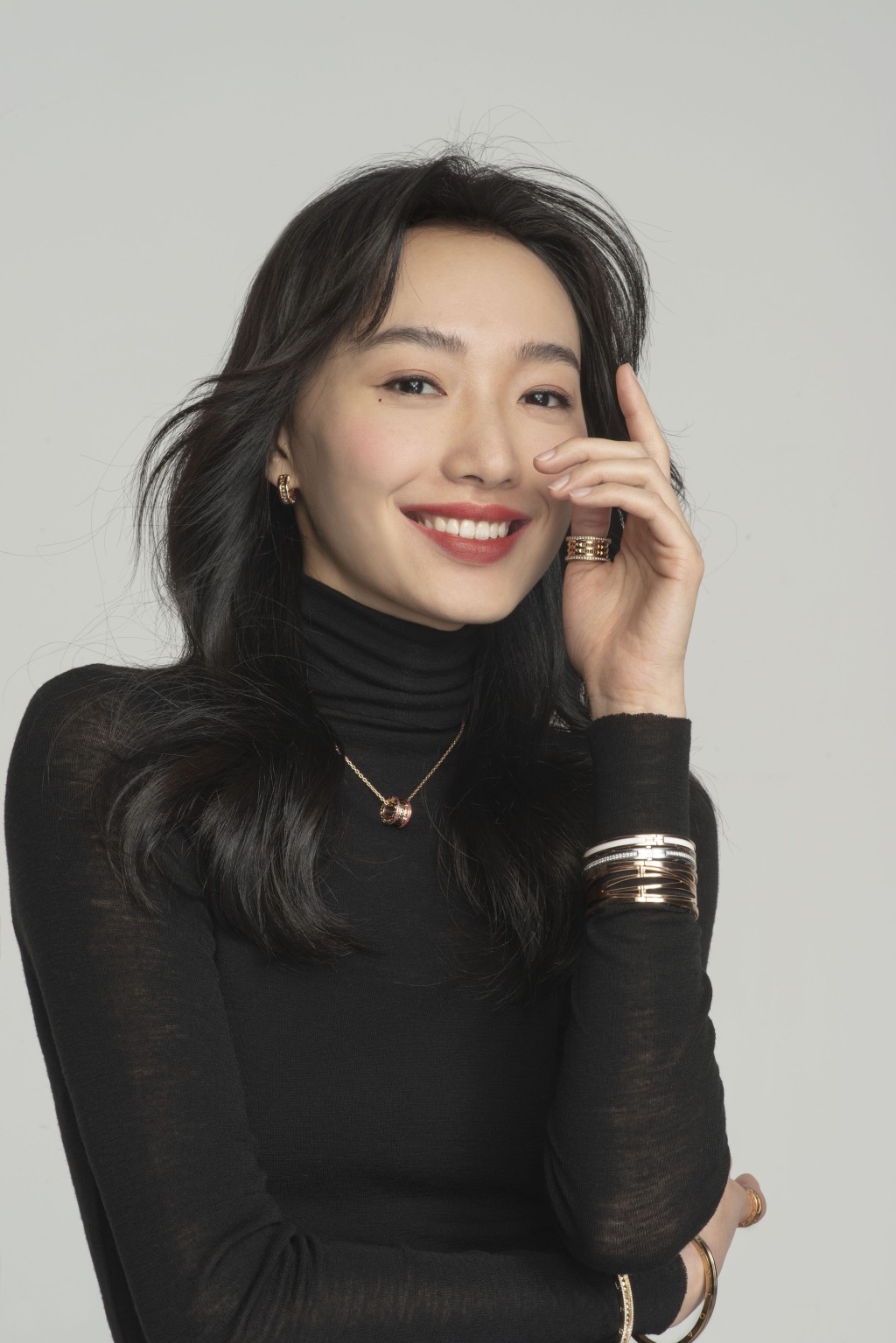 像蔡思韵以系列中不同首飾重疊配襯,感覺更時尚。