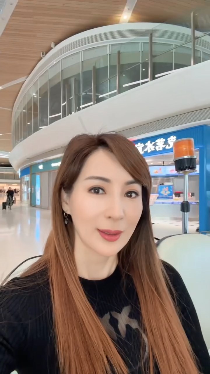 羅霖現身內地機場坐車去閘口，她表示：「因為太趕，怕來不及登機。」