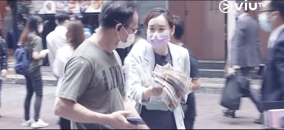 思琦亦會在街頭派傳單。