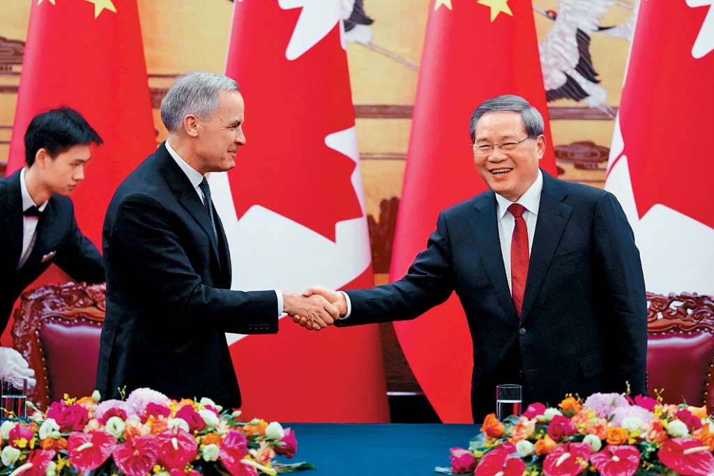 李強與卡尼在合作文件簽署後握手。