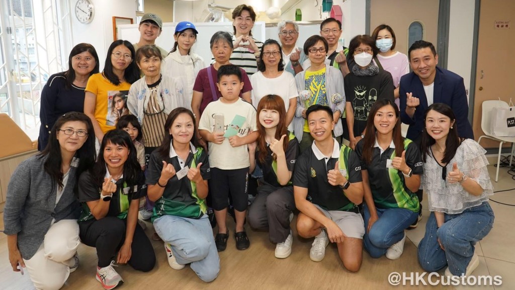 海關義工隊夥AI服務大使「小慧」 參與紅磡社區客廳親子活動