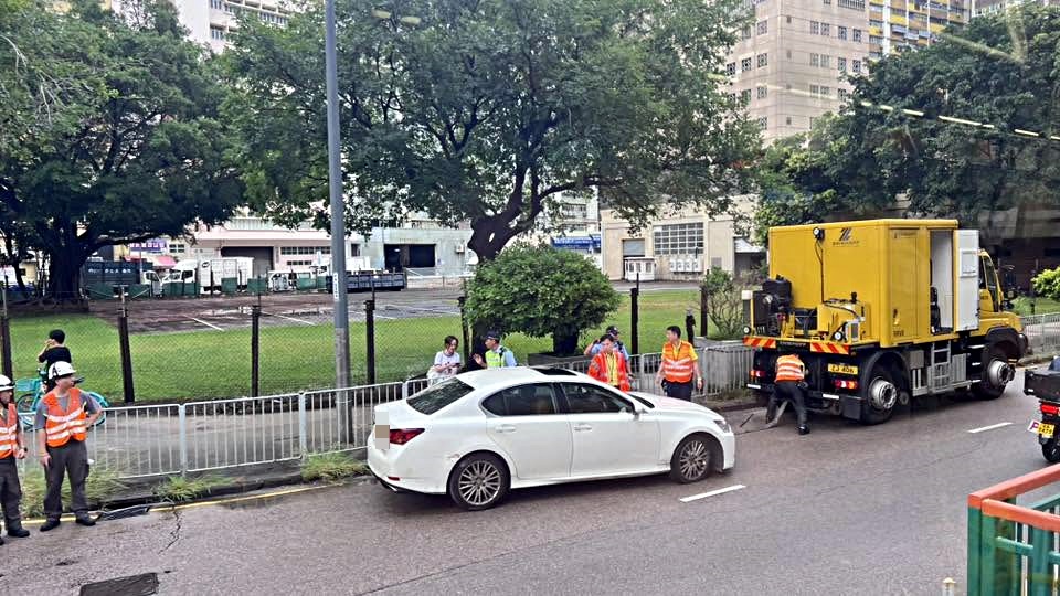私家車被拖離路軌。網圖 私家車被拖離路軌。網圖