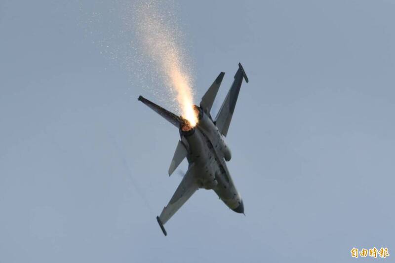 台湾空军IDF战机表演时空中漏油起火。