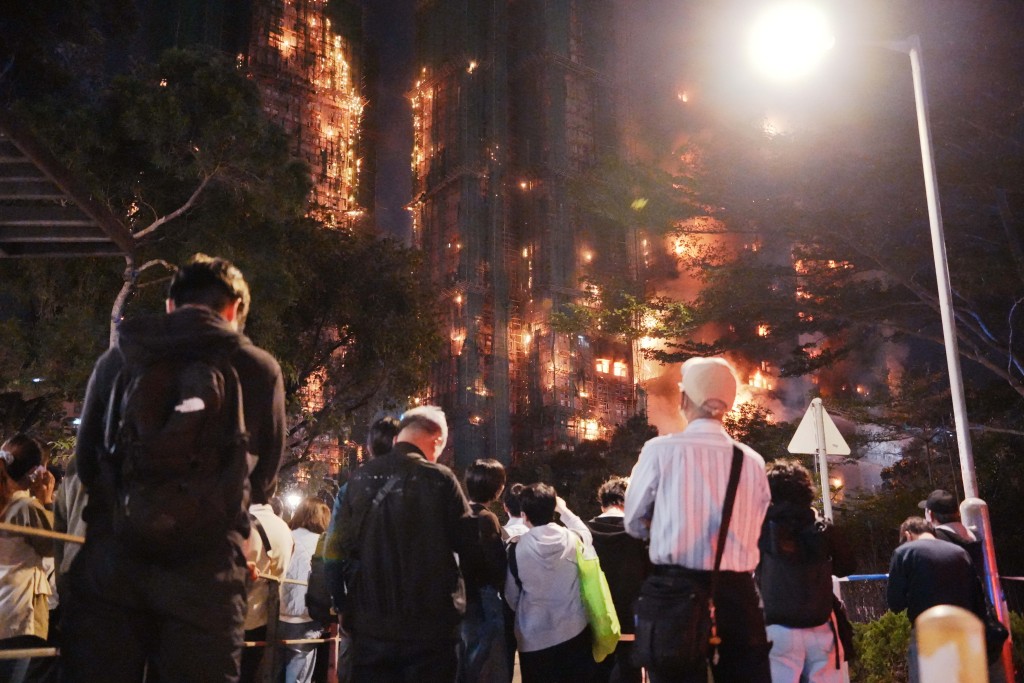 不少居民望著家園被火吞噬，欲哭無淚。資料圖片