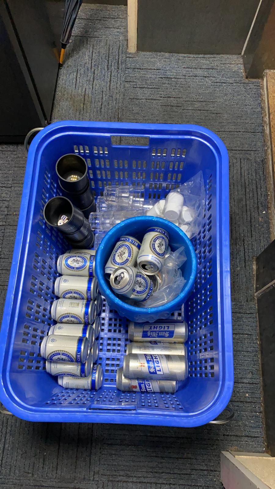 警方共檢獲約20罐啤酒。警方圖片