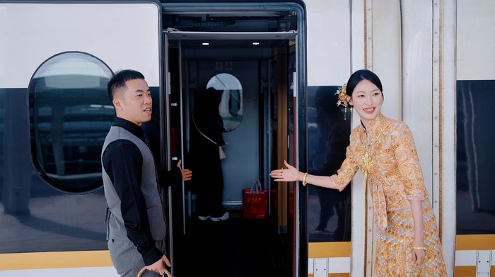 安徽一對新人乘高鐵接親。極目新聞