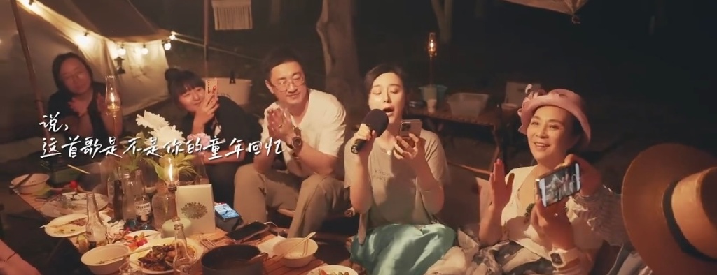 男子全程望住冰冰，仲幫手打拍子。