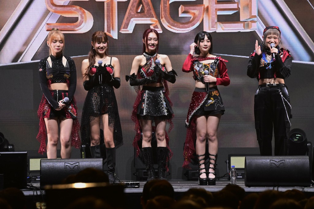 昨晚葛绰瑶、何洛瑶、杨安妮、许宝恒(Alice)及锺卓颖亦有份组成5G一起演出。