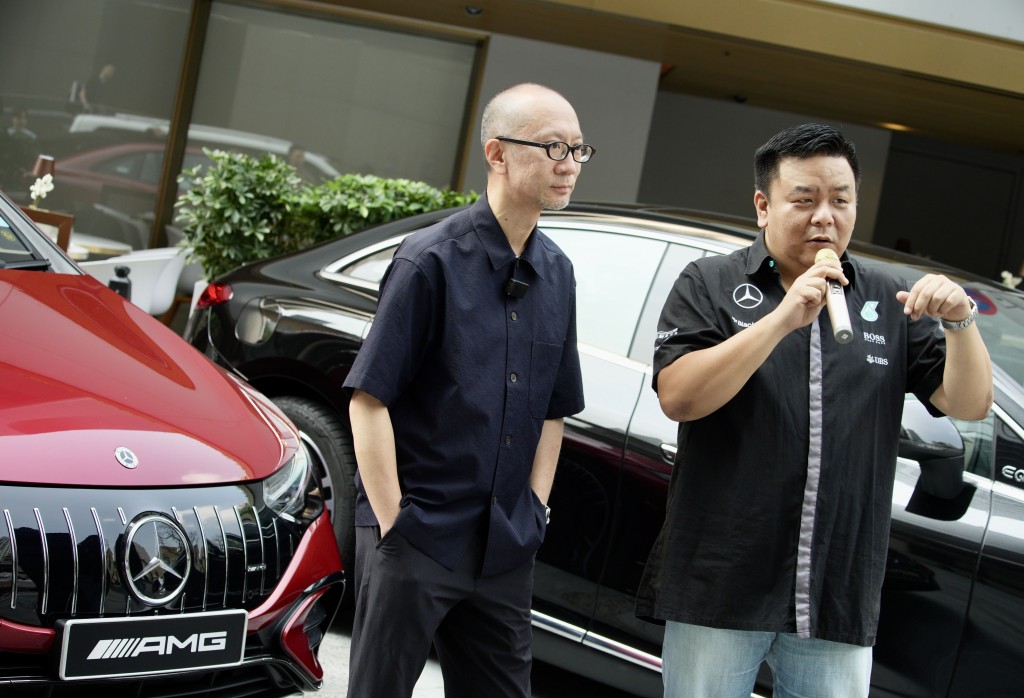 《駕駛艙》主編Daniel Pang（左）跟Mercedes-Benz HK公關及傳訊經理Samson Leung（右）一同分享平治電動車特色和理念。
