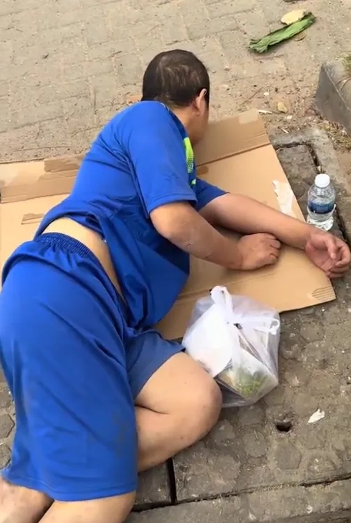 福建男神志不清流落柬埔寨街頭。 福建男神志不清流落柬埔寨街頭。