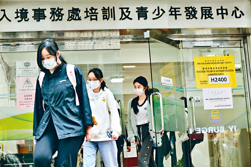 今屆文憑試確診考生連續3日破百，考評局強調指定試場的座位及考務人員，足以應付需求。 