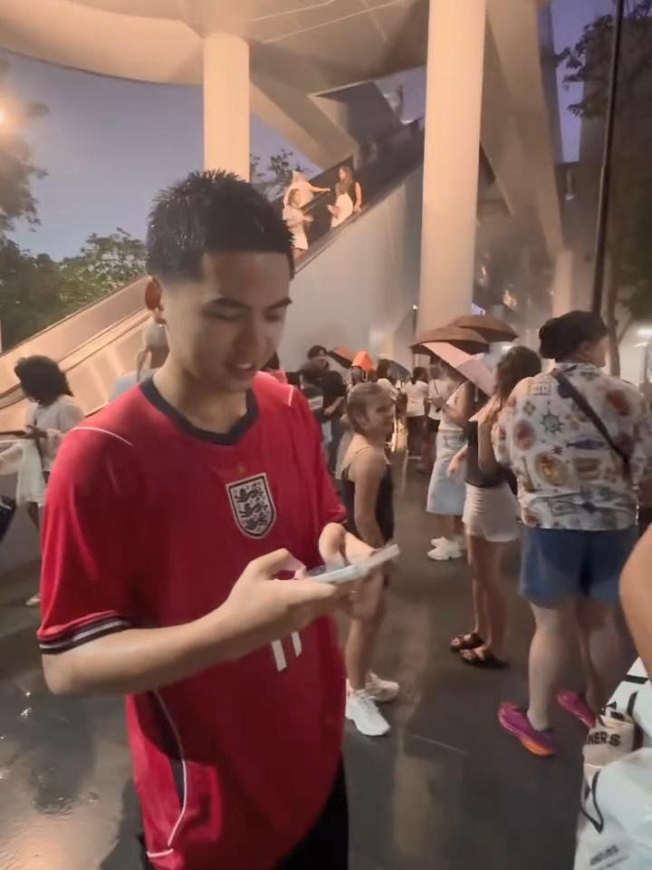 梁芷珮的家人離開新加坡前夕,被大雨「洗禮」。 梁芷珮的家人離開新加坡前夕,被大雨「洗禮」。