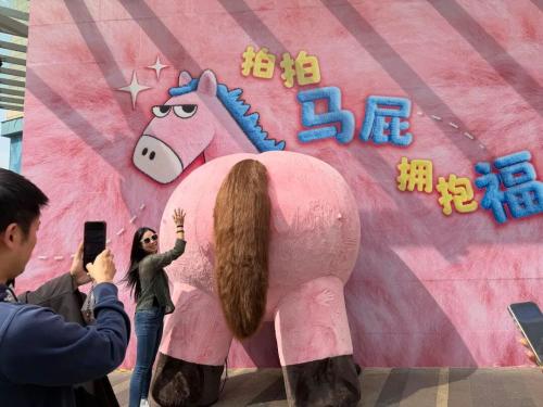 內地多地的商場均推出拍馬屁裝置吸引民眾互動。小紅書