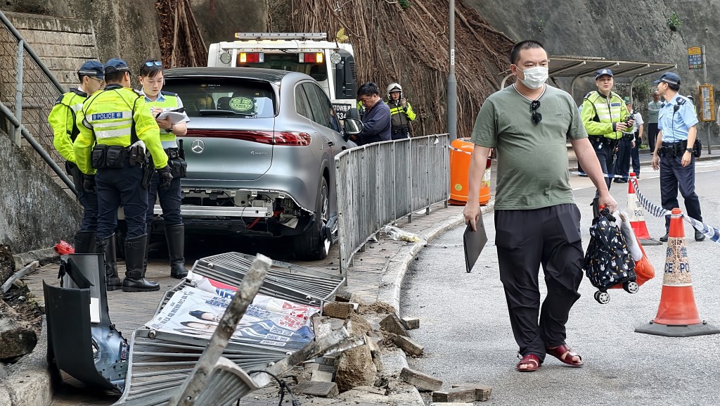私家車失控剷上行人路。黃文威攝