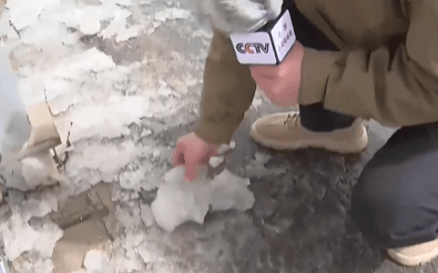 甘肅高速路段出現降雪結冰。央視新聞 甘肅高速路段出現降雪結冰。央視新聞
