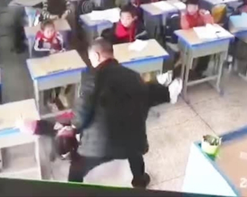 抽打、擰臉、倒抱女生 ，浙江龍港某小學教師體罰學生被停職。（網圖）