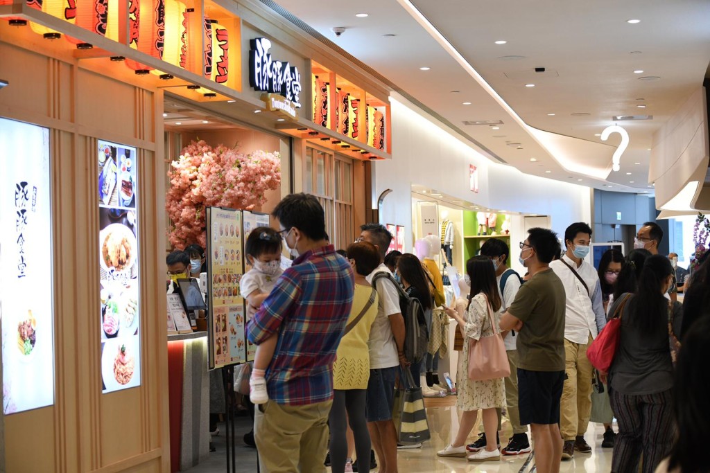 非中式食肆店外有市民等位。