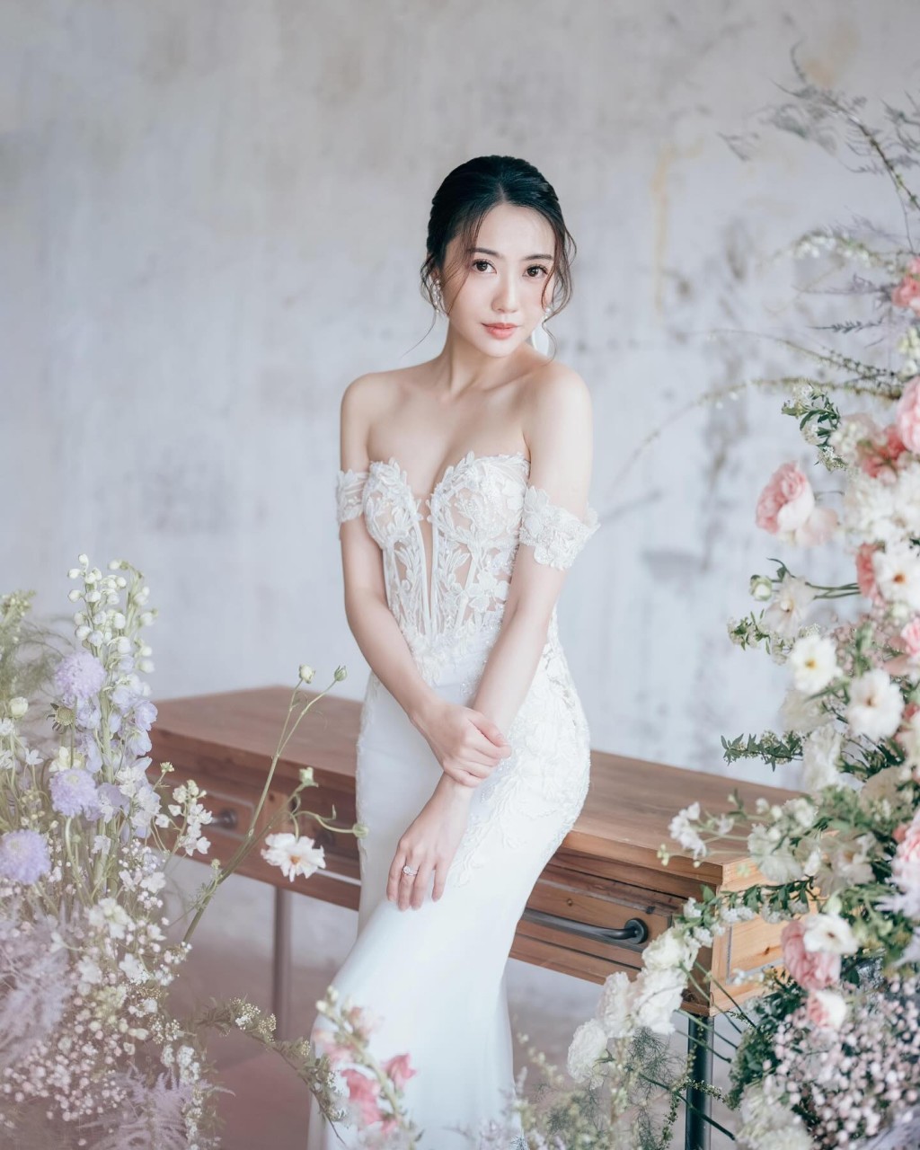 阮嘉敏今日在IG分享別一輯婚紗相，非常性感。