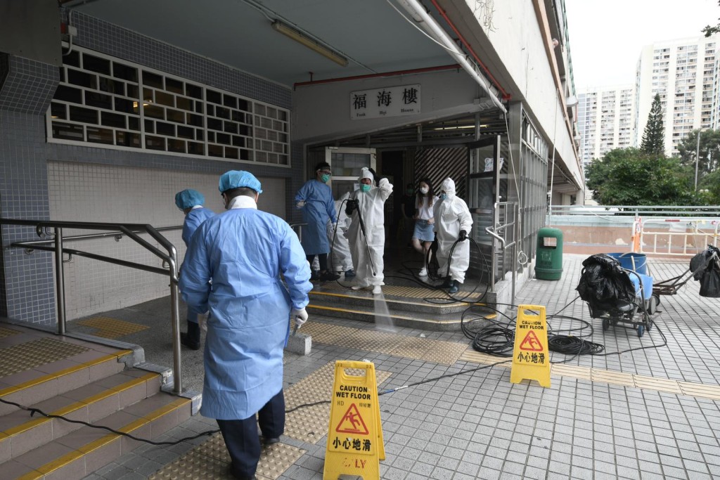 確診救護員居住的福海樓有人消毒。