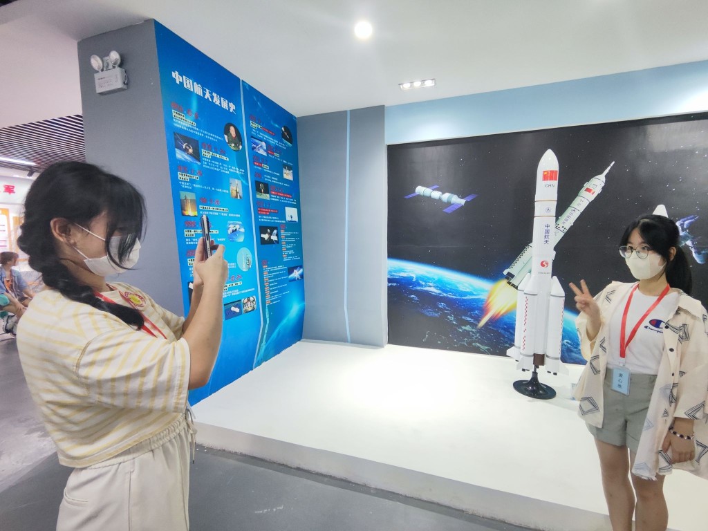 本港青年參觀國內航天科技發展。