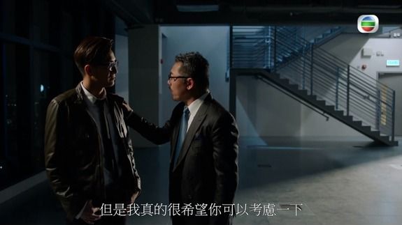 吴瑞庭在《白色强人》演特首，与唐明医生马国明倾医改问题。