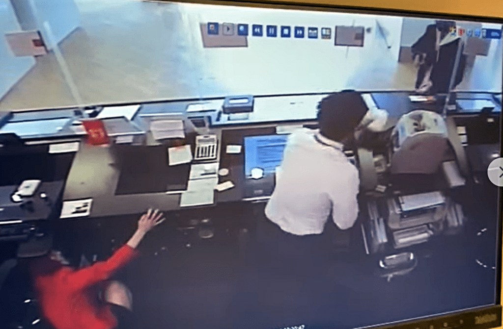 獨行賊持槍過程。 fb：突發馬路車cam大全