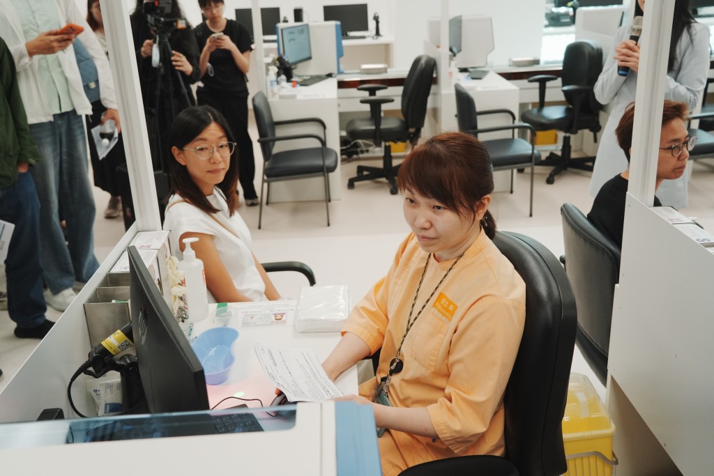 啟德醫院亦引入多種科技以提高服務效率,包括在抽血站設有「自動血液樣本運輸系統」。 啟德醫院亦引入多種科技以提高服務效率,包括在抽血站設有「自動血液樣本運輸系統」。