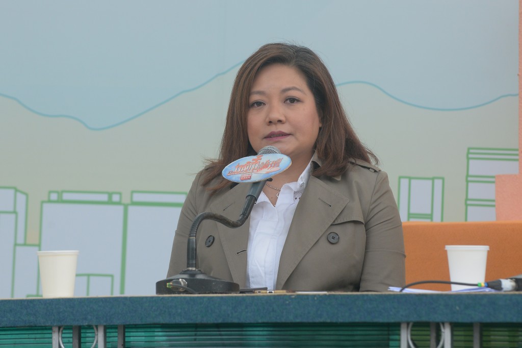 胡孟青曾多次在財經節目上接查詢電話大罵股民，反而令她更受網民喜愛。
