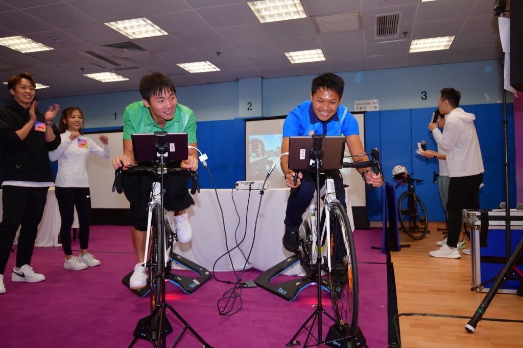 前單車運動員梁志賢（左）和仇多明（右）向現場觀眾示範運動。葉偉豪攝