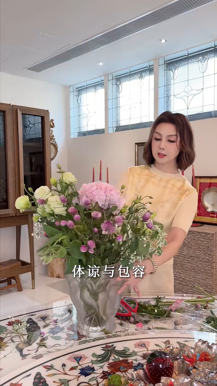 謝玲玲為自己挑選淡雅花束。