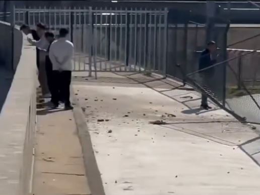 私家車穿越圍欄及河堤後插入長江，車內有人死亡。抖音