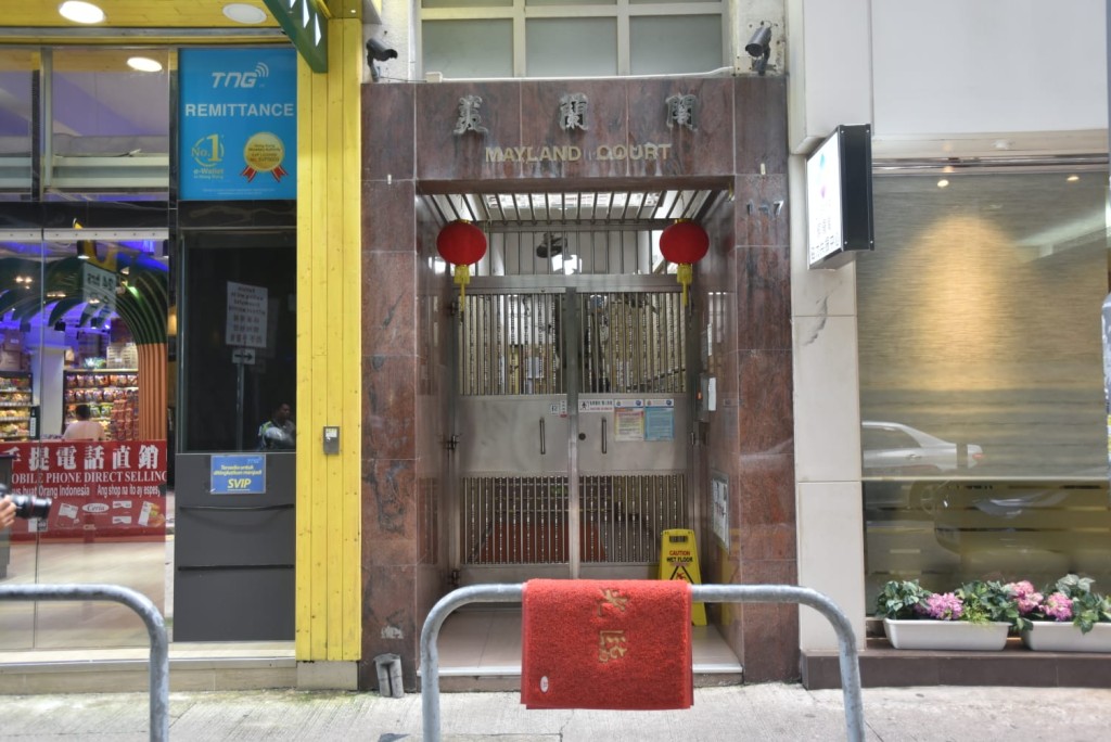 銅鑼灣美蘭閣一部升降機開門期間突然爬升,七旬婦跌傷送院。