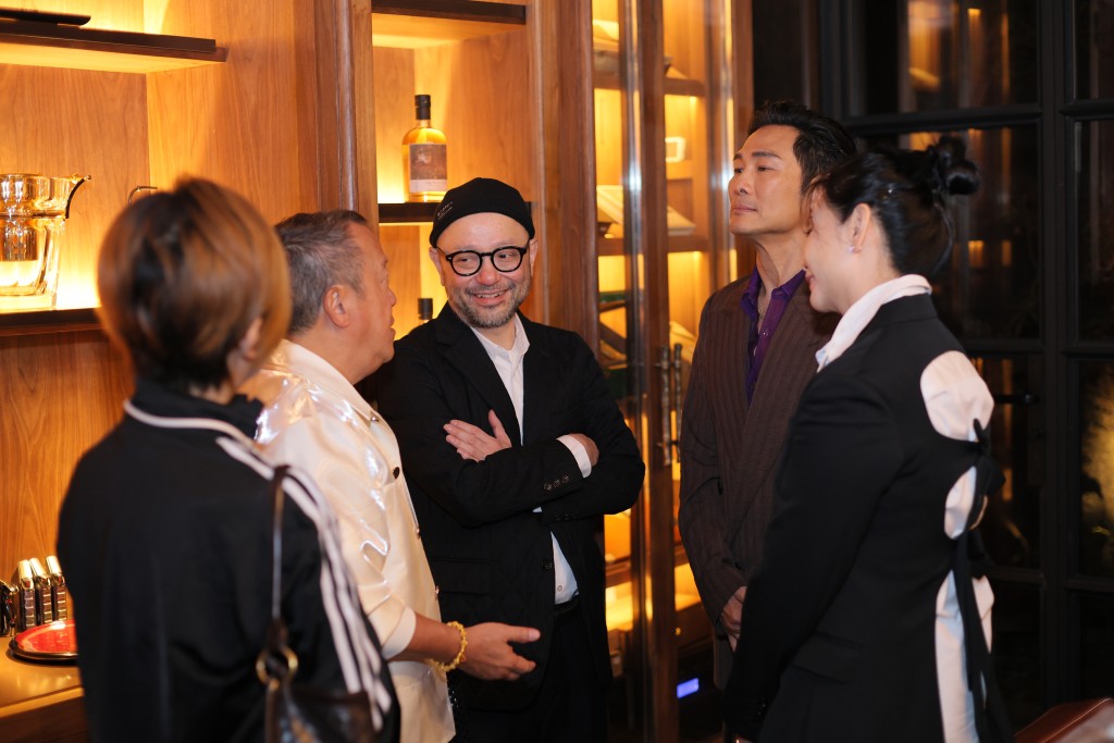 邱淑貞夫婦、曾志偉及杜德偉等雞啄唔斷。