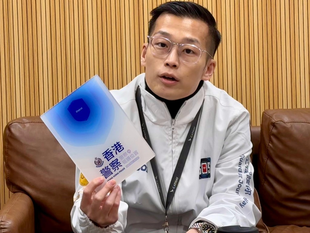 總督察張籽燊指出,「iPatrol」將前線人員巡邏時手寫「簽字簿」的工作電子化,令簽到流程更為便捷。 麥鍵瀧攝 總督察張籽燊指出,「iPatrol」將前線人員巡邏時手寫「簽字簿」的工作電子化,令簽到流程更為便捷。 麥鍵瀧攝