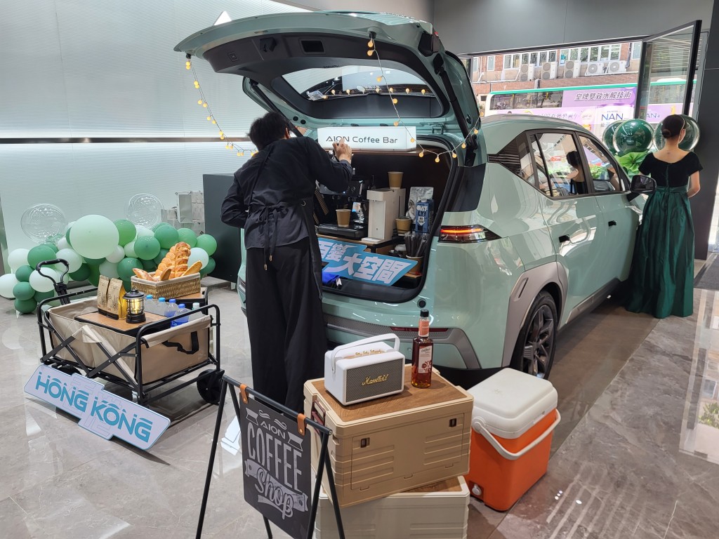 現場特設AION流動咖啡店，利用車子V2L外放電源運作。
