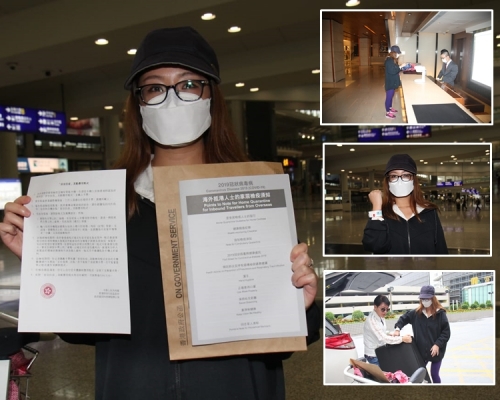 今早由美國返港的崔碧珈展示外地返港人士家居檢疫須知的相關文件。
